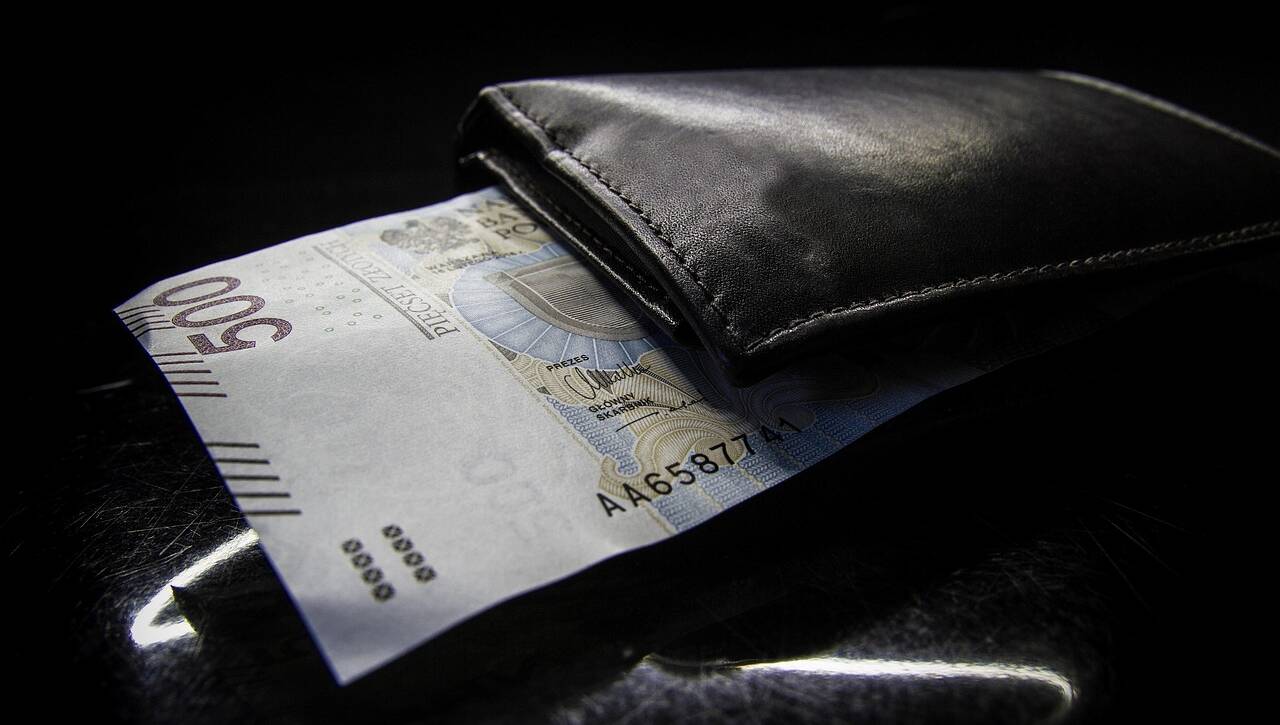 Banknot 500 złotych wystający z czarnego portfela
